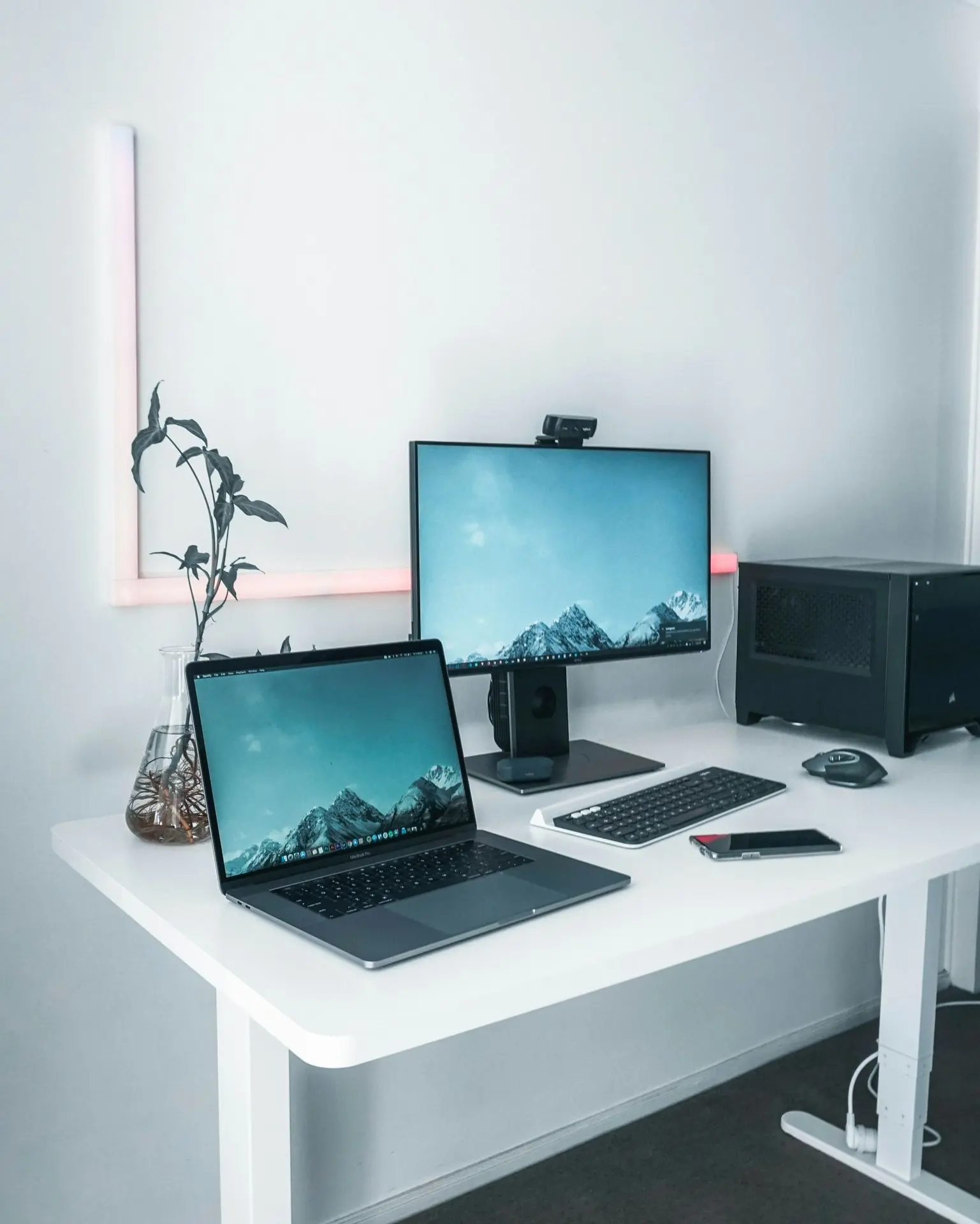Pólizas de servicio Imagen de computadoras representando una área de trabajo al que se le puede brindar servicio técnico