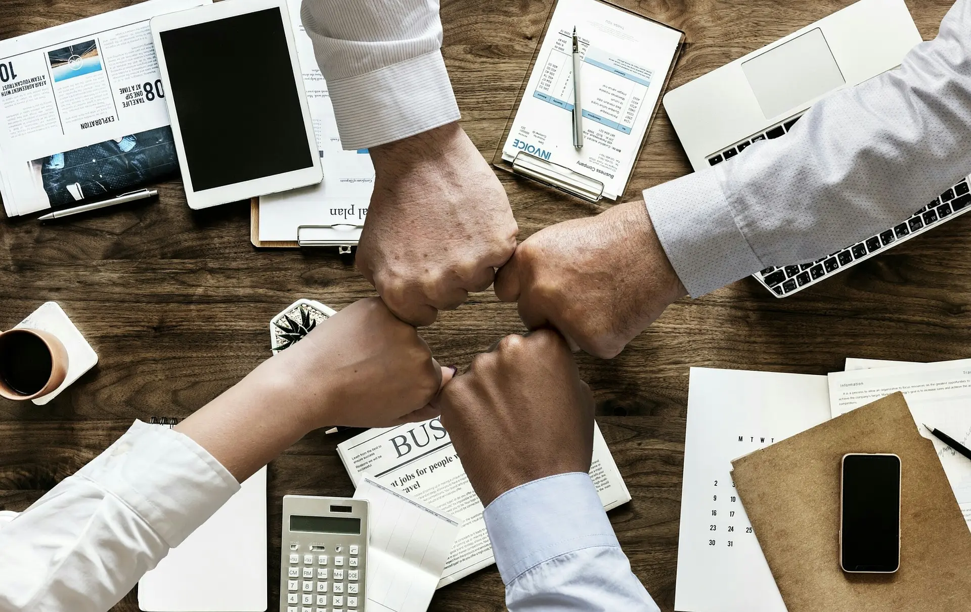 Trabajo en equipo Imagen de 4 puños haciendo alianza, representa el trabajo en equipo