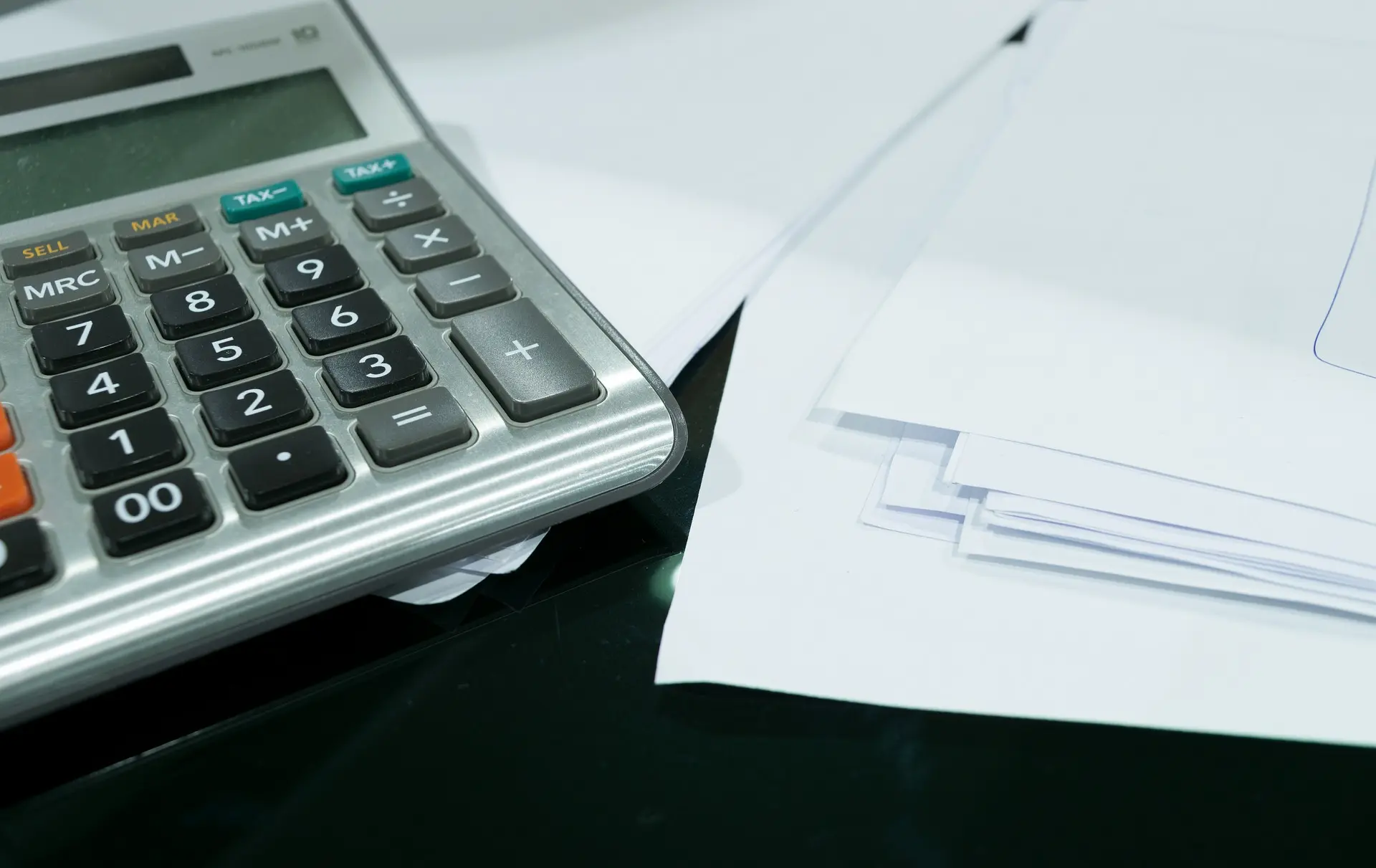 Contabilidad Imagen de una calculadora y documentos que representan el área de contabilidad