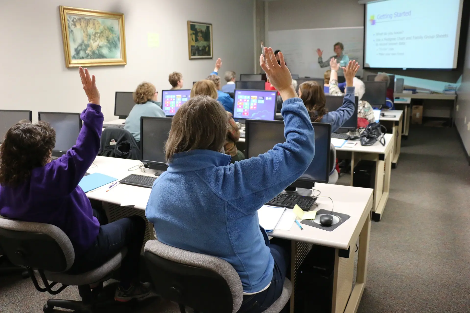 Cursos de finanzas y contabilidad Imagen de personas levantando las manos, representa los cursos en finanzas y contabilidad