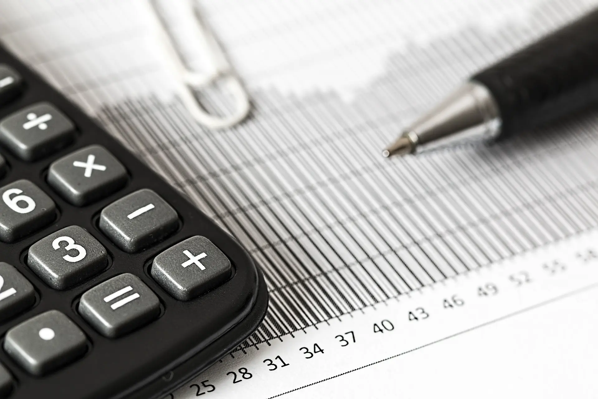 Nóminas Imagen de una calculadora, hojas y pluma representa el servicio de nómias
